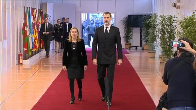 El rey Felipe VI se despide de Manuel Marín en la capilla ardiente