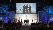 Florentino Pérez entrega las insignias de oro y brillantes a los socios más veteranos