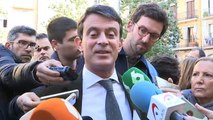 Un grupo de independentistas boicotea e insulta a Valls en su primer acto preelectoral en Barcelona