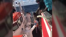Los 11 inmigrantes rescatados por el pesquero Nuestra Madre Loreto son trasladados a Malta.