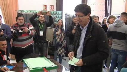 Juan Marín ejerce su derecho al voto en la biblioteca municipal de Sanlúcar