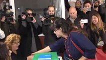 Teresa Rodríguez vota en Cádiz acompañada por Kichi, alcalde de Cádiz