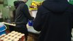 Voluntarios reparten alimentos a los sin techo en Gran Vía