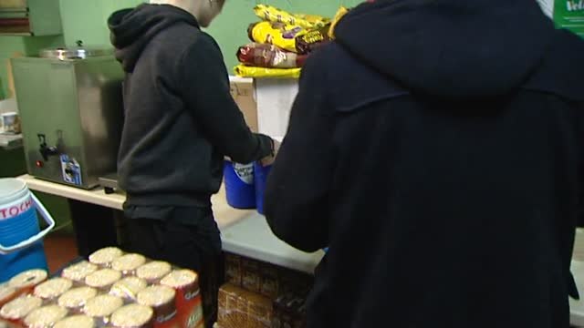 Voluntarios reparten alimentos a los sin techo en Gran Vía