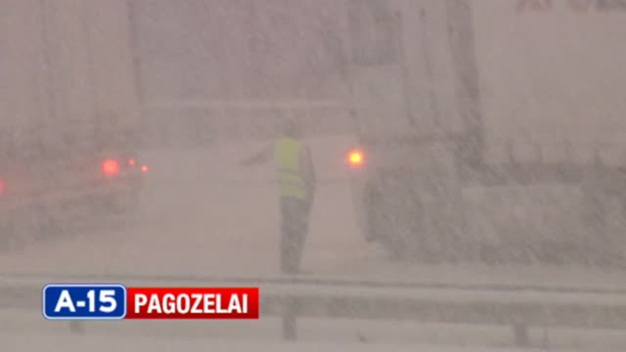 La nieve conquista las carreteras del norte