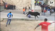 Un toro embiste a un hombre en los encierros de Onteniente