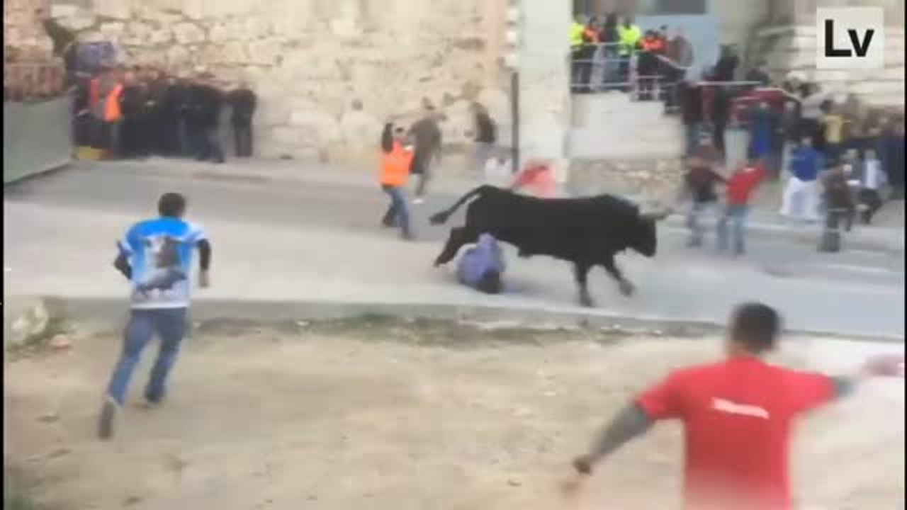 Un toro embiste a un hombre en los encierros de Onteniente