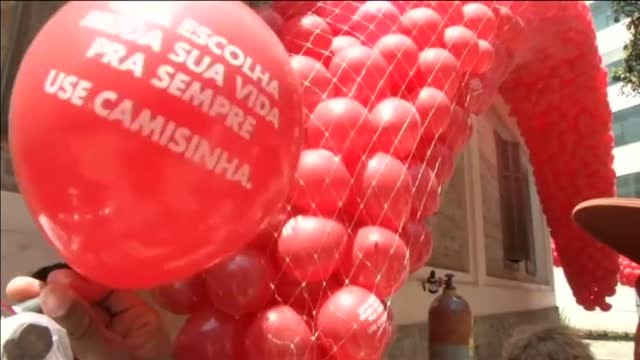 Brasil conmemora el Día Mundial del Sida soltado miles de globos rojos al cielo