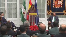 Zoido entrega a Alfonso Guerra un premio por el cumplimiento de los valores constitucionales