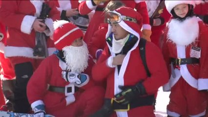 Cientos de Papá Noel se pone los esquíes y renuevan el espíritu navideño