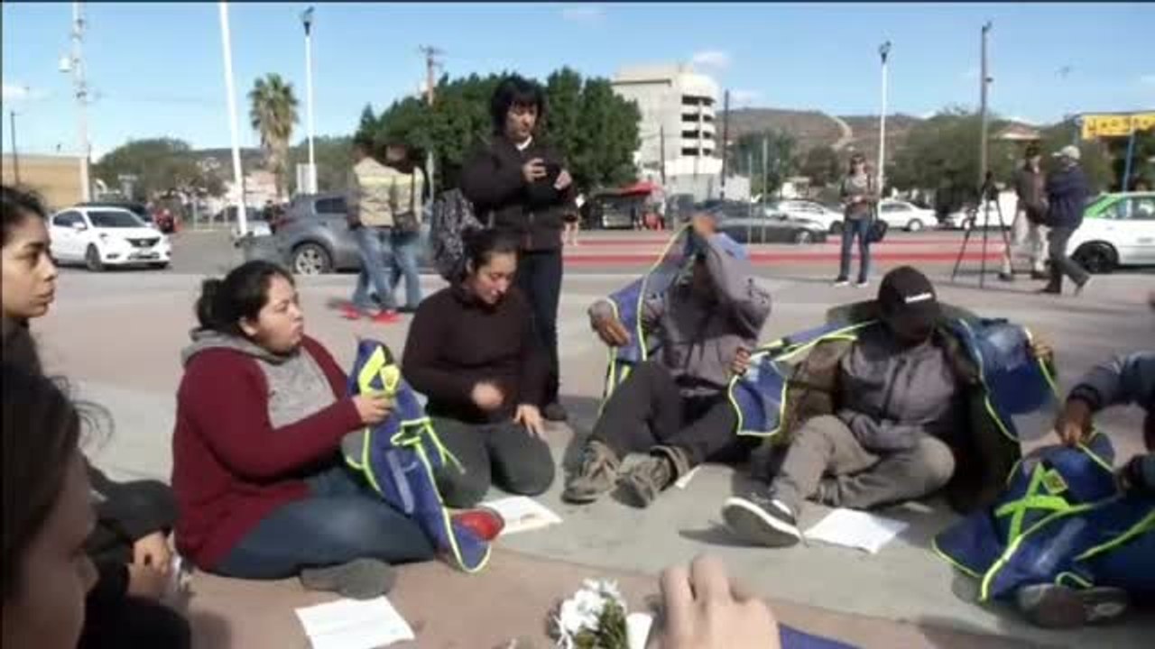 Migrantes de la caravana comienzan una huelga de hambre en México