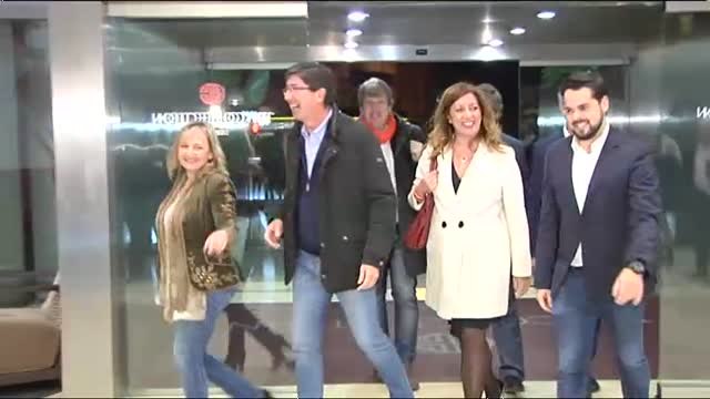 Juan Marín, preparado para seguir la noche electoral acompañado por Rivera y Arrrimadas