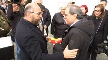 Un edil del PP entrega a Torra una bandera de España y una señera y le pide que se preocupe por todos los catalanes