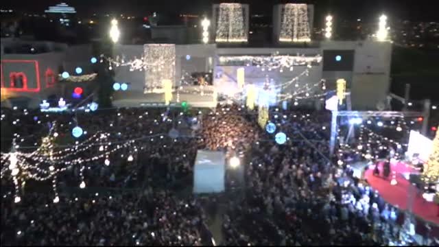 La Navidad llega a Belén con el encendido del gran árbol en la Plaza del Pesebre