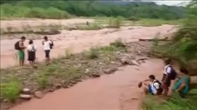 Un grupo de niños peruanos arriesga su vida para ir al colegio