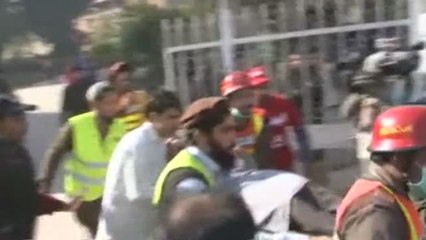 Video herunterladen: Al menos 9 muertos y 25 heridos en un ataque talibán en Peshawar (Pakistán)