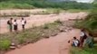 Un grupo de niños peruanos tiene que cruzar un peligroso río para ir al colegio