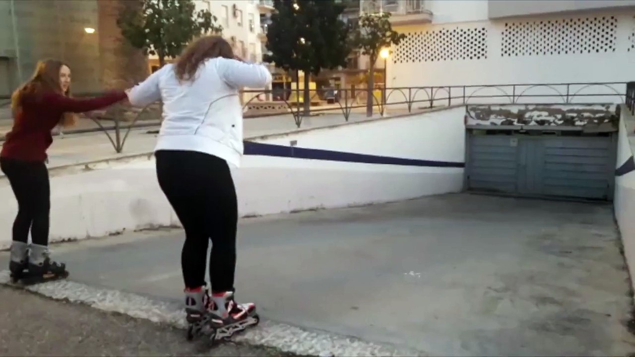 Garaj Kapısına Pantenle Kamikaze Dalışı Yapan Kız