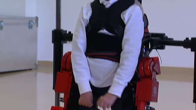 Primer exoesqueleto del mundo en un hospital español para niños con atrofia muscular