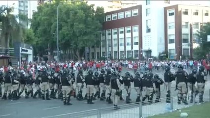 Batalla campal en Buenos Aires en la previa de la final de la Copa Libertadores