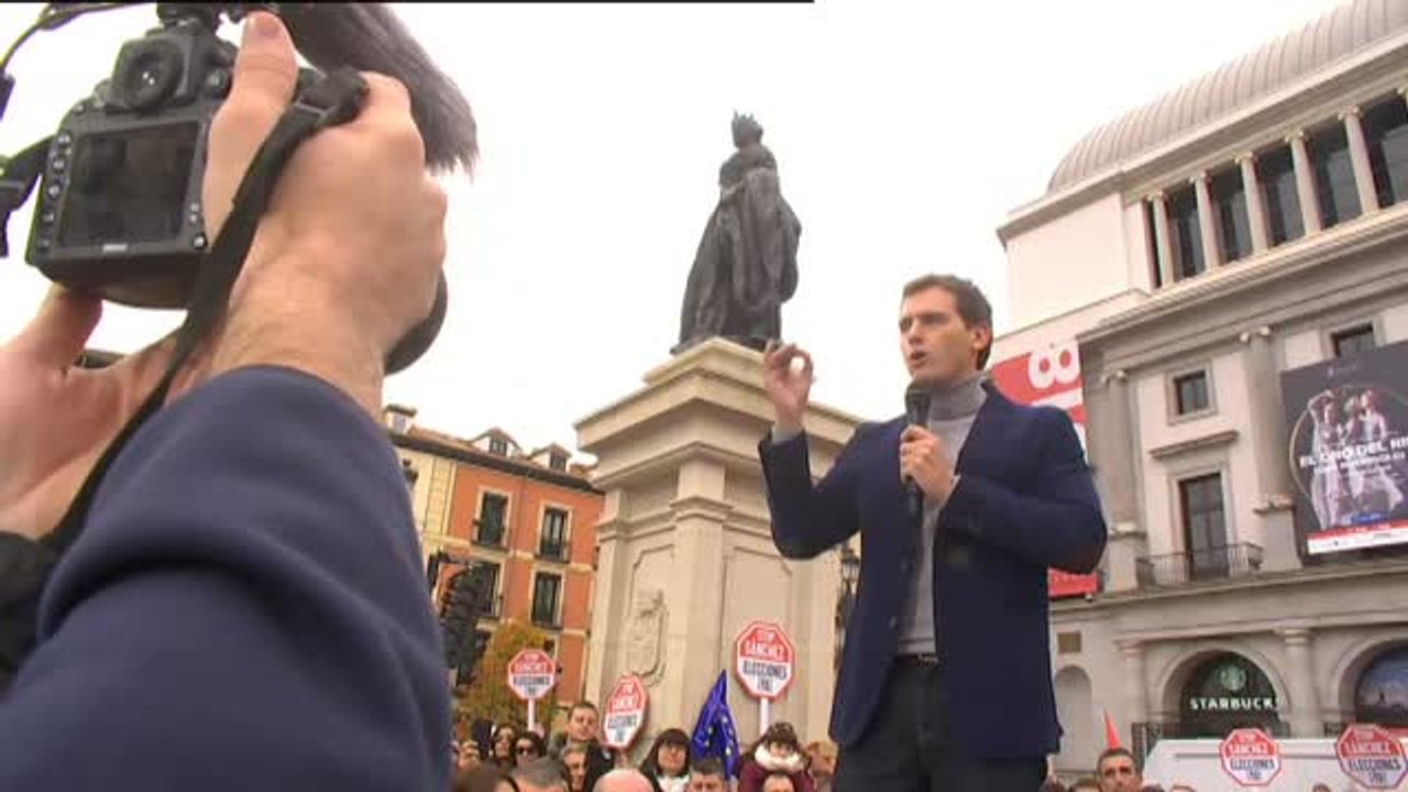 Rivera dice que Sánchez "es capaz de pactar con los que escupen al Gobierno de España y decir que no le han escupido"