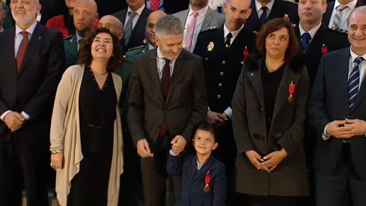 Un niño de 4 años recibe la medalla al Mérito Civil por salvar a su madre con una llamada al 112