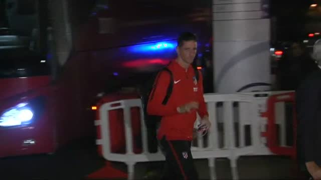 Decenas de aficionados reciben al Atlético de Madrid en el hotel del concentración