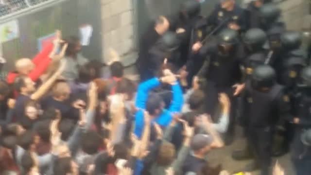 El juez que investiga las denuncias por las cargas policiales del 1O pide identificar a los agentes que actuaron en 23 locales de votación