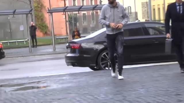 Piqué sentenciado a pagar 48.000 euros por conducir sin puntos en el carnet