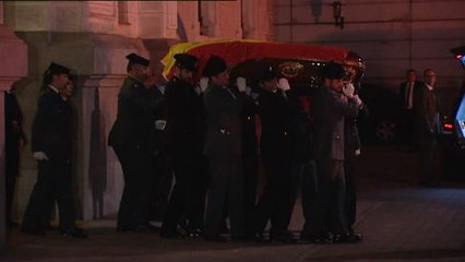 El féretro de Maza abandona la capilla ardiente