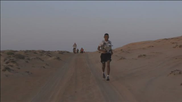 Maratón del desierto de Omán: 165 kilómetros bajo un sol implacable