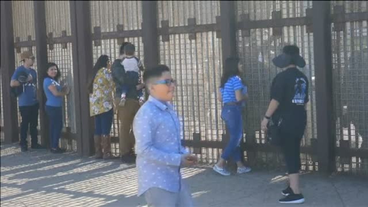 El muro entre México y Estados Unidos se abre unos minutos para celebrar una boda