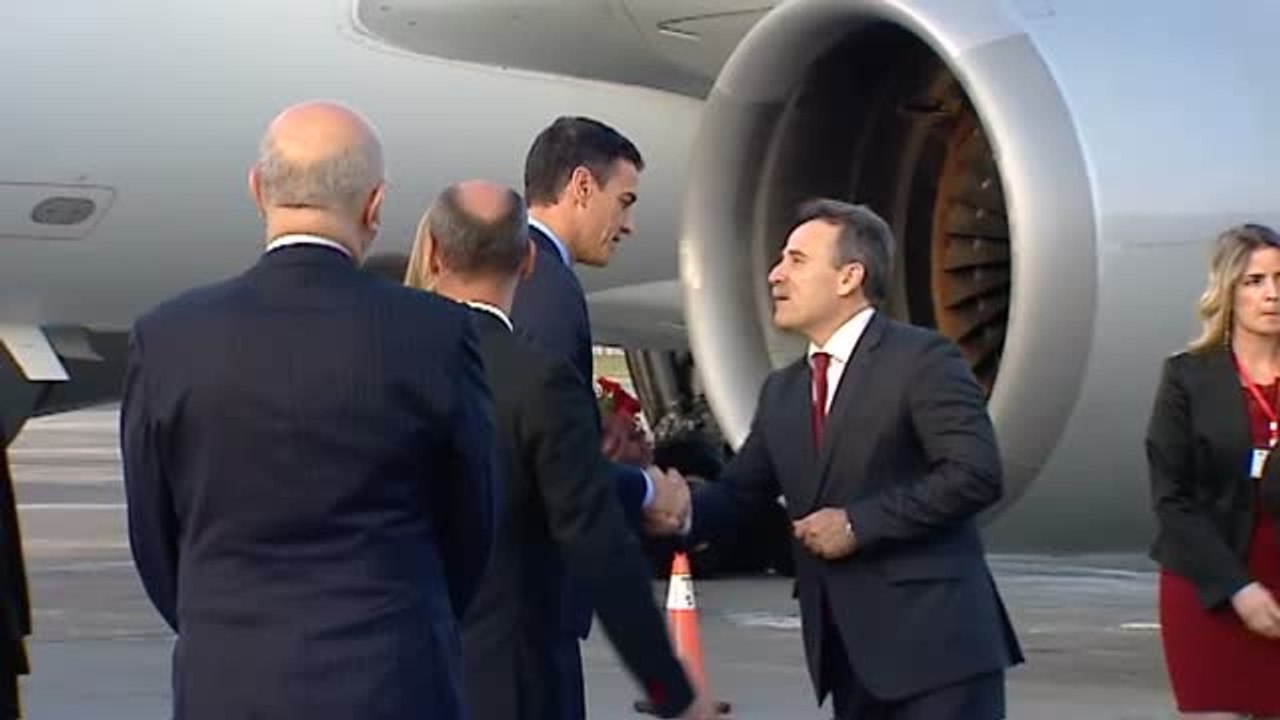 Pedro Sánchez es recibido con honores militares en Cuba