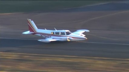Una avioneta toma tierra sin tren de aterrizaje