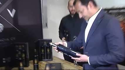 Una botella de vino para celebrar su Centenario