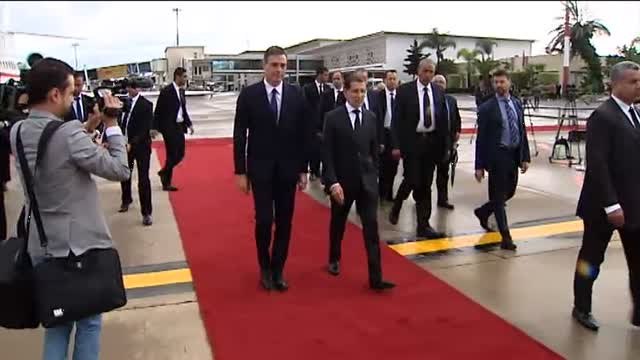 Sánchez es recibido con honores a su llegada a Rabat