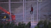 Más de 300 inmigrantes subsaharianos tratan de saltar la valla de Ceuta