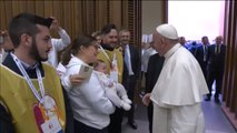 El papa Francisco almuerza en el Vaticano con 3000 pobres en la Jornada Mundial de los Pobres