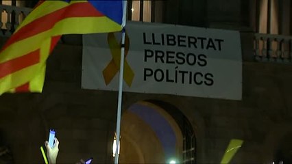 Cientos de personas se concentran frente a la Generalitat para pedir la liberación de los encarcelados