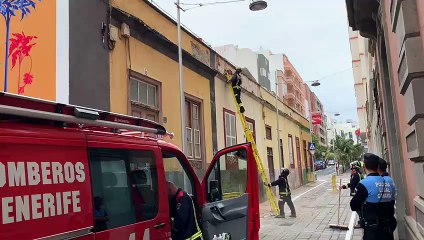 Saneamiento de fachada por caída de cascotes en la calle San Clemente, en Santa Cruz