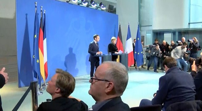 Macron y Merkel llaman a romper los tabúes al reformar la UE