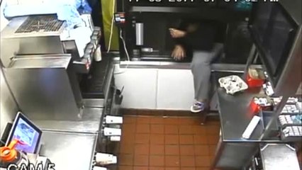 Se cuela por la ventanilla de un McDonald&#039;s y roba tranquilamente durante 40 minutos