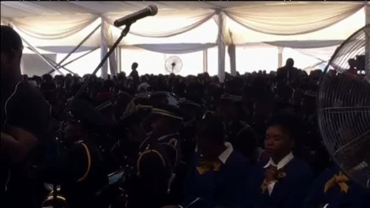 Mugabe reaparece en público tras su arresto domiciliario