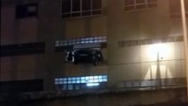Una mujer atraviesa la pared de un edificio con su coche