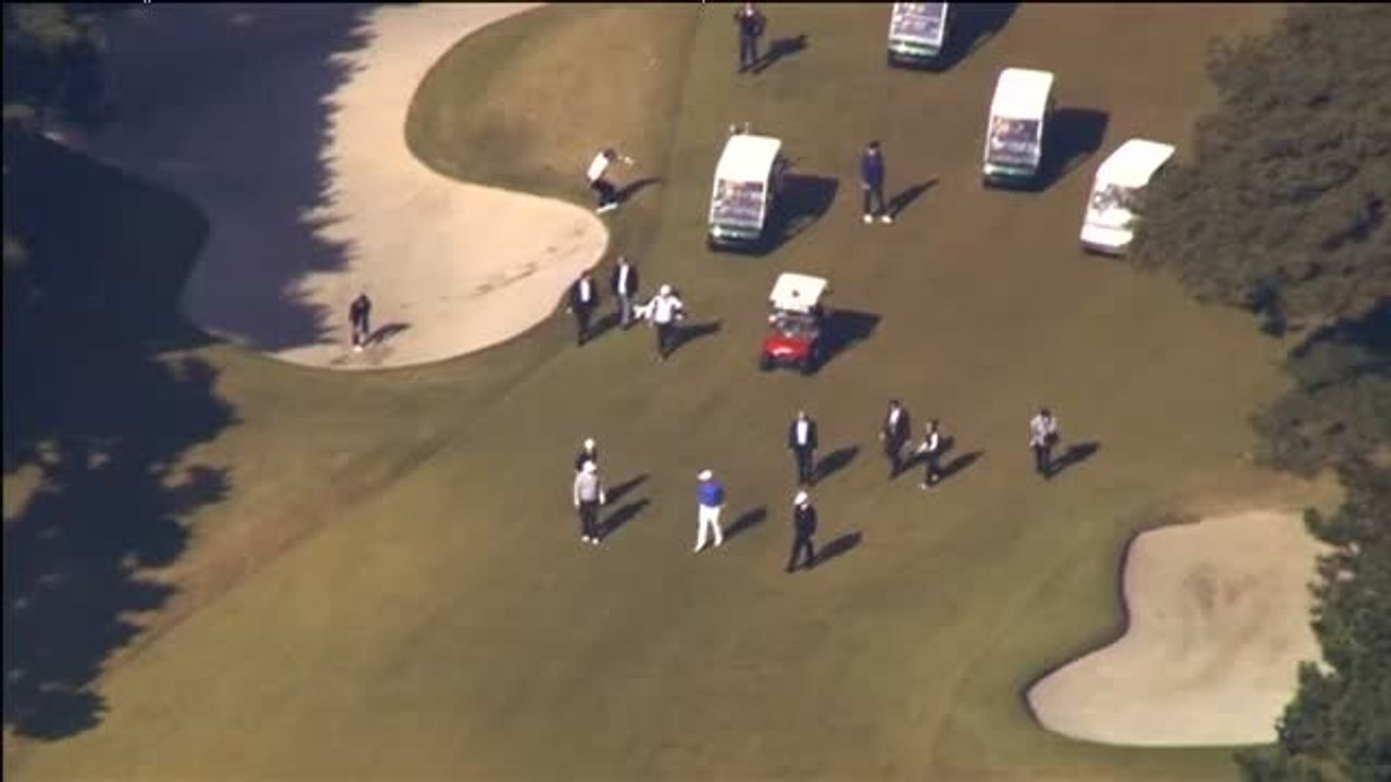 La impresionante caída del primer ministro japonés cuando jugaba al golf con Trump