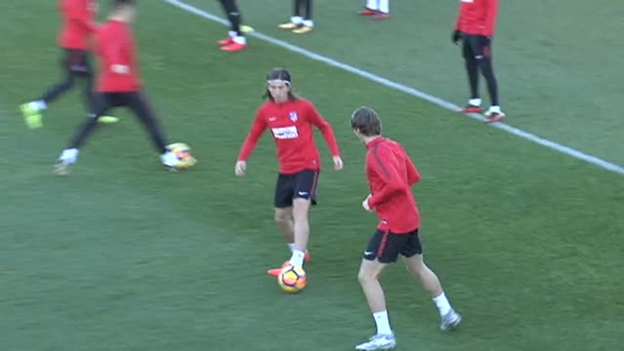 Filipe Luis entrena al ritmo del grupo y su presencia en el derbi está en el aire