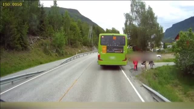 Un niño está a punto de ser atropellado por un camión