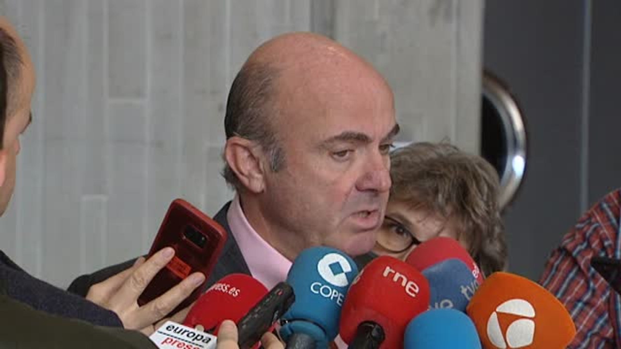 De Guindos considera que las previsiones del Gobierno para la economía española son "más cautas" que las de la Comisión Europea
