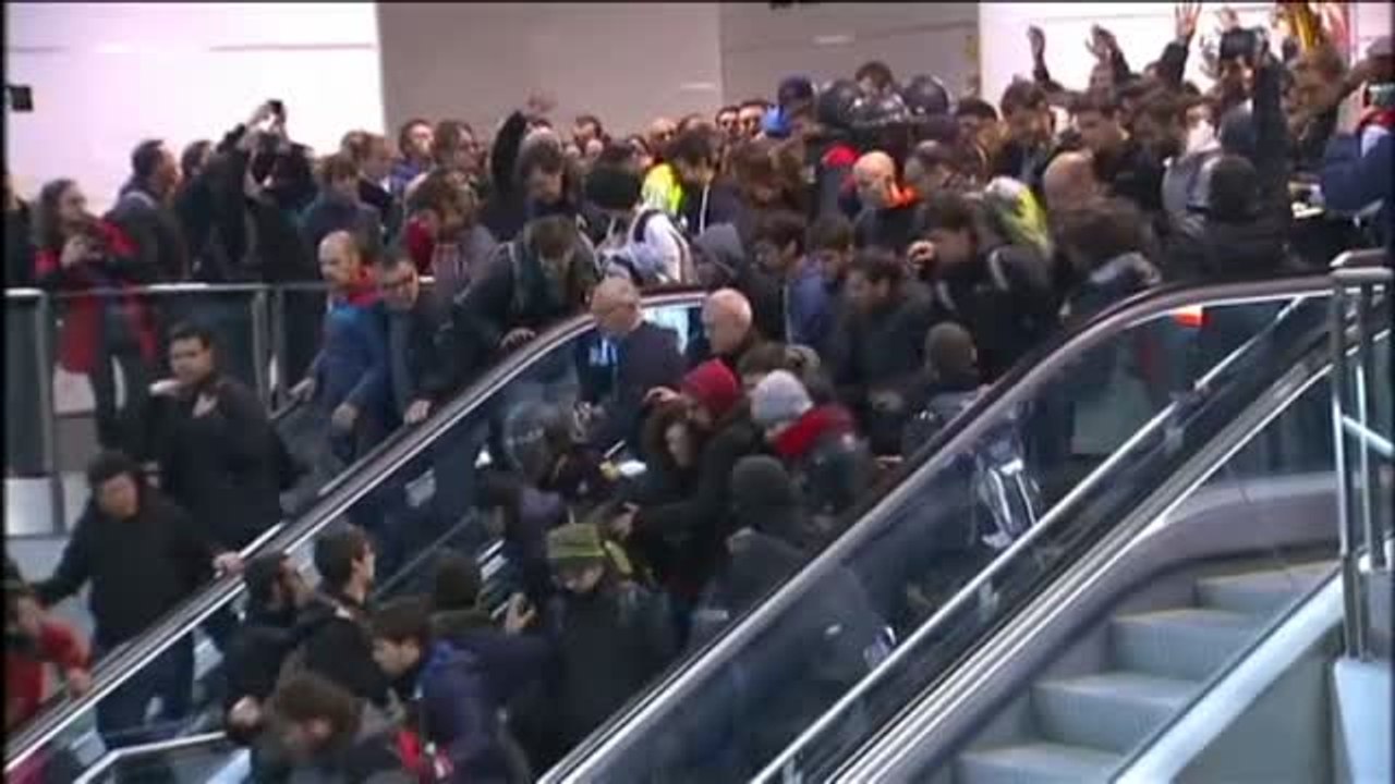 Los afectados por la huelga se quejan de la inacción de los Mossos