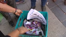 Los vecinos de Madrid retiran más de cuatrocientos kilos de folletos de anuncios de sexo